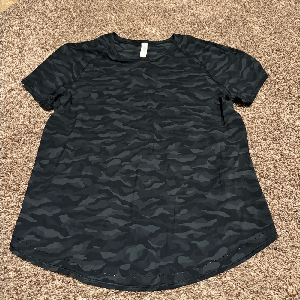 Womens size 6 lululemon shirt
